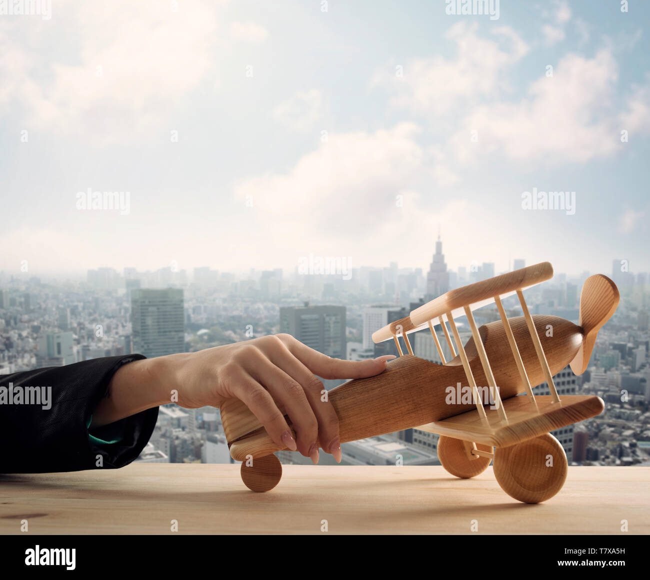 Businesswoman jouer avec un jouet avion. Concept de démarrage d'entreprise et la réussite de l'entreprise. Banque D'Images
