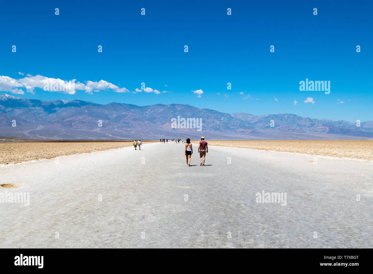 Paysage, bassin de Badwater, Death Valley National Park, California, USA. Les touristes marcher sur la croûte de sel *** *** légende locale Banque D'Images