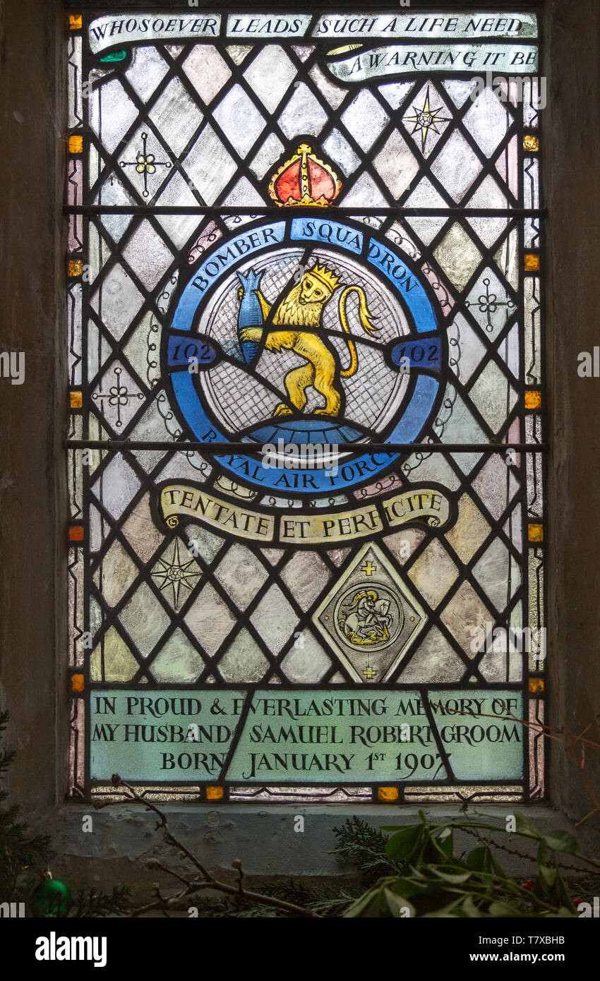 Eglise de Saint Mary, Chediston, Suffolk, Angleterre, RU détail vitrail de 102 e Escadron de bombardement par Margaret Edith Aldrich 1947 Corde Banque D'Images