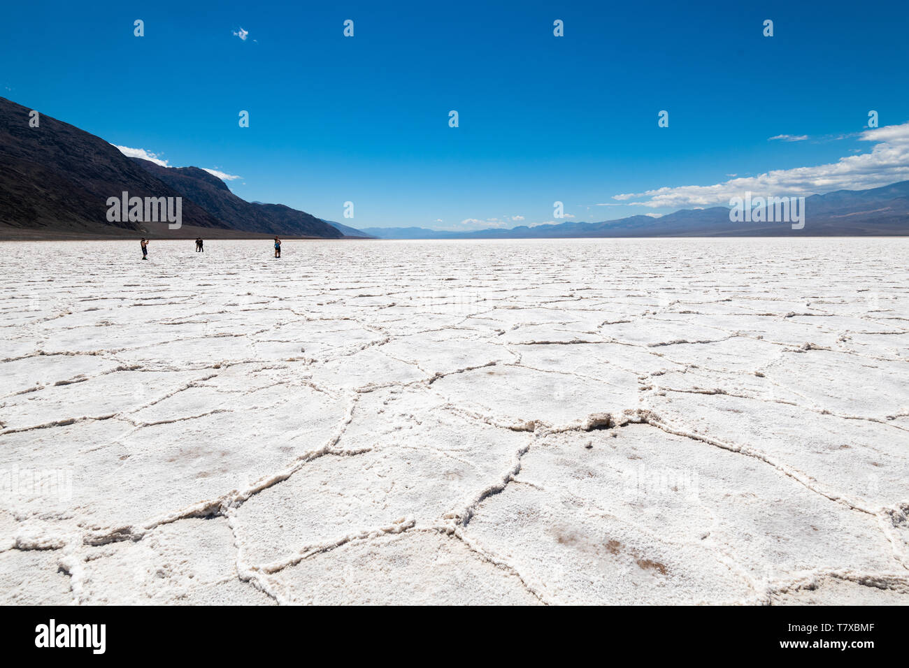 Paysage, bassin de Badwater, Death Valley National Park, California, USA. Sur la croûte de sel *** *** légende locale Banque D'Images