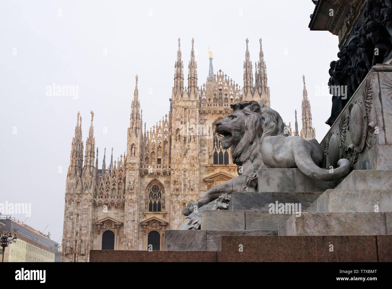 Duomo, place au centre de Milan en Lombardie, lion. Italie Banque D'Images