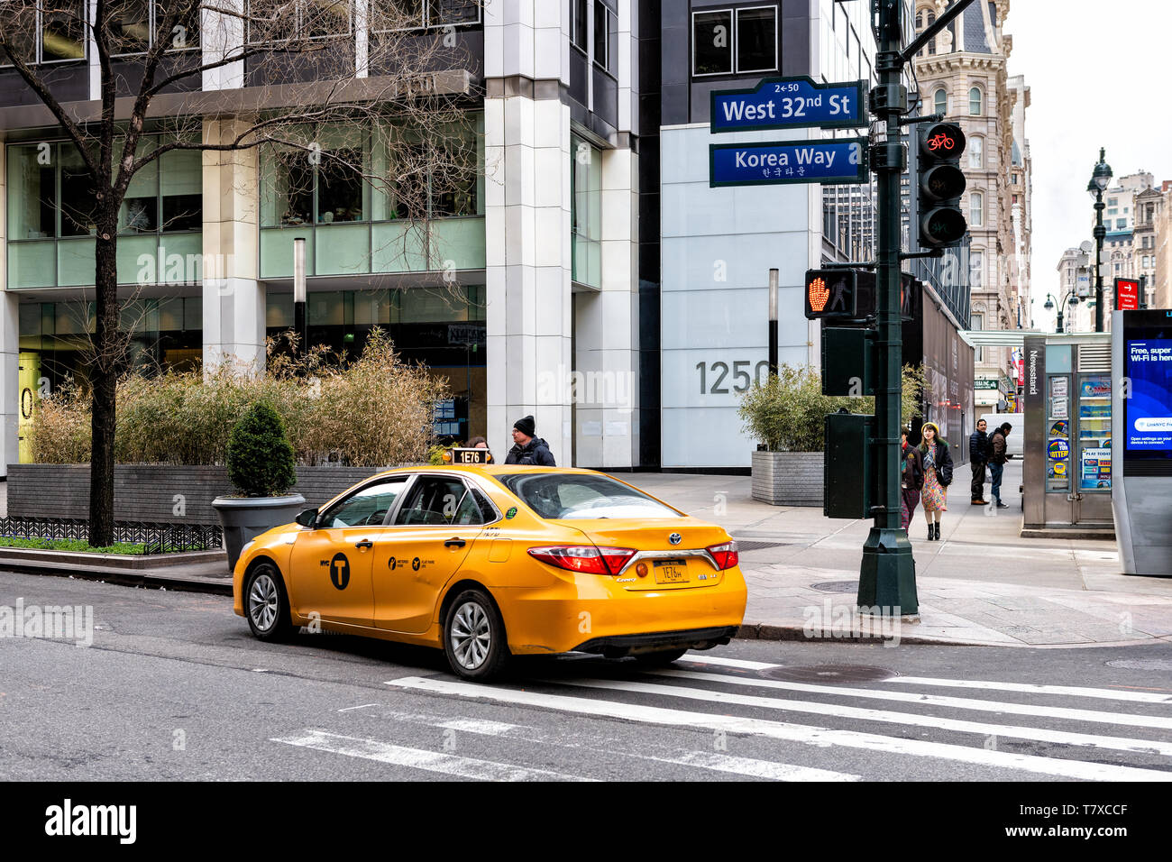 La ville de New York, USA - 7 Avril 2018 : NEW YORK midtown Manhattan bâtiments de Herald Square Ville Coréen Corée façon signe de route sur la 32e rue ouest avec yellow t Banque D'Images