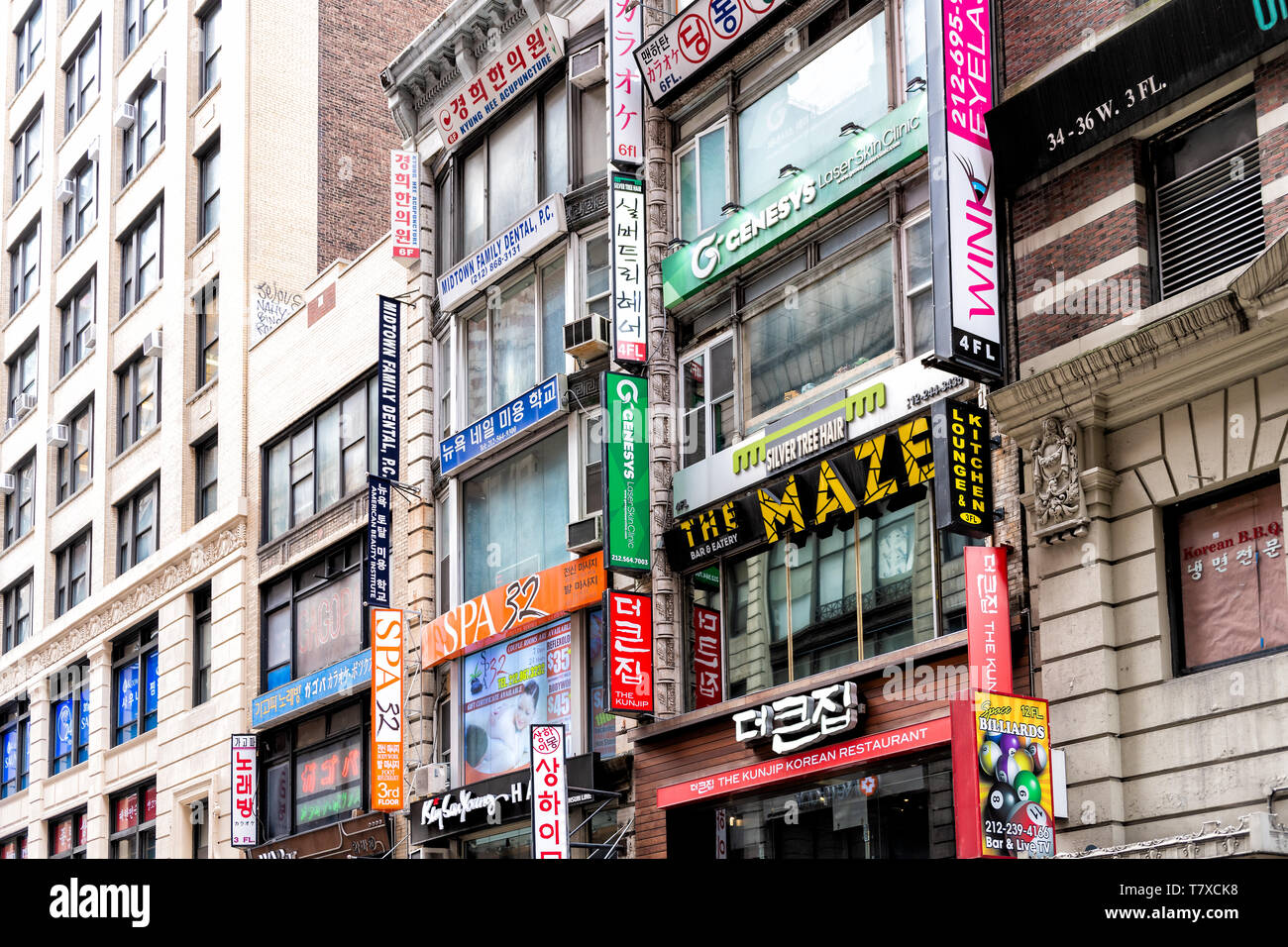 La ville de New York, USA - 7 Avril 2018 : Manhattan NYC buildings en coréen Corée ville avec de nombreux magasins des signes tels que spa sur West 32nd street road Banque D'Images