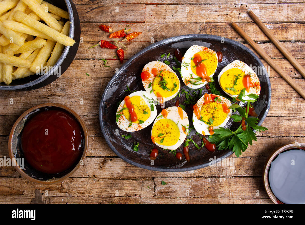 Les oeufs durs et les feux français sur une vue de dessus de table Banque D'Images