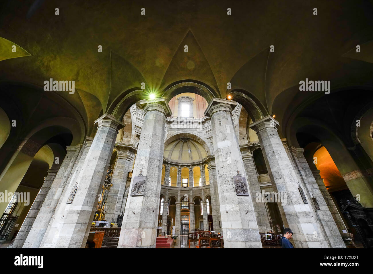 À l'intérieur de la Basilique de San Lorenzo Maggiore est l'une des plus anciennes églises de Milan, Lombardie, Italie. Banque D'Images