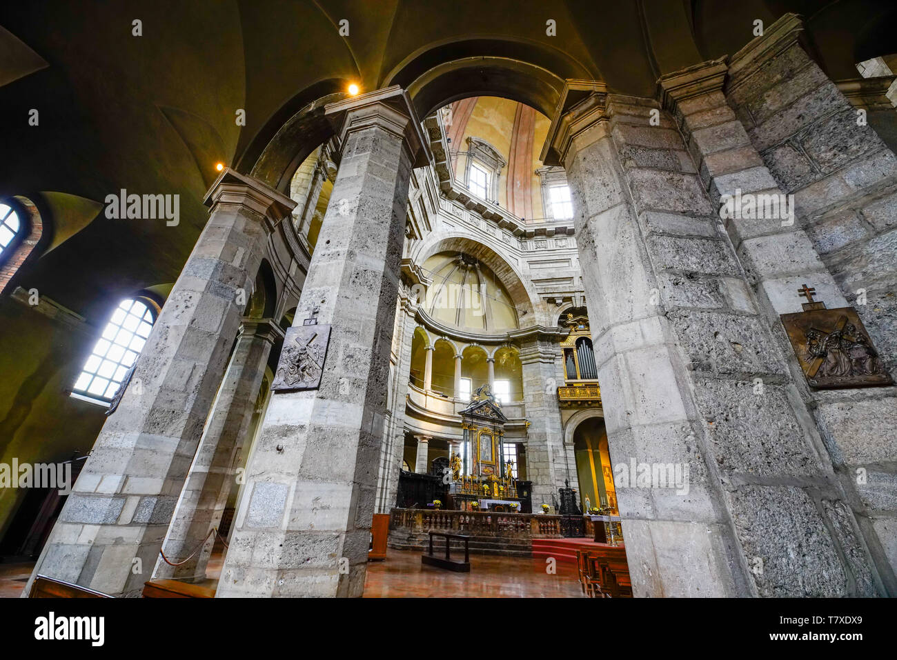 À l'intérieur de la Basilique de San Lorenzo Maggiore est l'une des plus anciennes églises de Milan, Lombardie, Italie. Banque D'Images