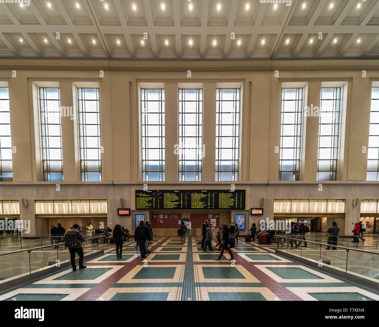 Bruxelles, Belgique - 03 10 2019 : carreaux à motifs rectangulaires colorés et les banlieusards de marcher dans la salle d'attente principale de la gare de Bruxelles Nord Banque D'Images