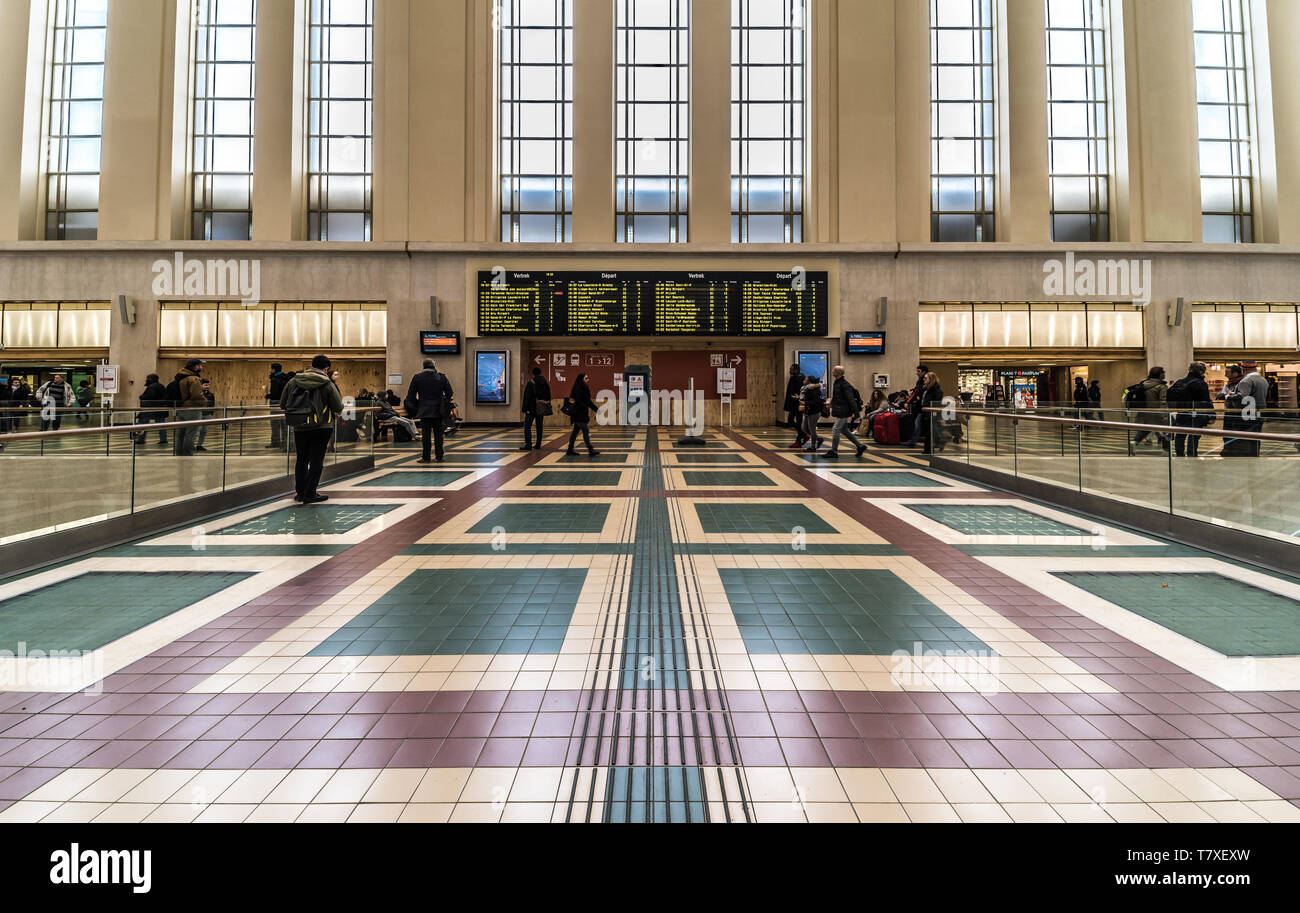 Bruxelles, Belgique - 03 10 2019 : carreaux à motifs rectangulaires colorés et les banlieusards de marcher dans la salle d'attente principale de la gare de Bruxelles Nord Banque D'Images
