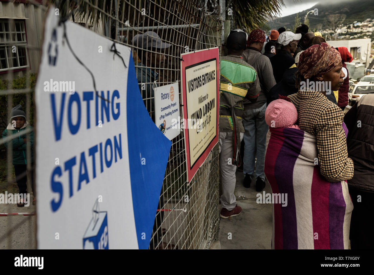 Le bureau de vote au cours de l'Afrique du Sud en 2019 élections Imizamo Yethu règlement informel à Hout Bay, près de Cape Town Banque D'Images