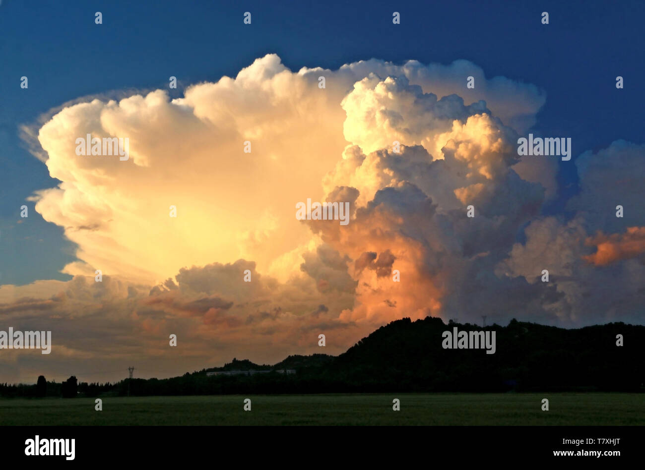 Cumulonimbus en été au coucher du soleil. Banque D'Images