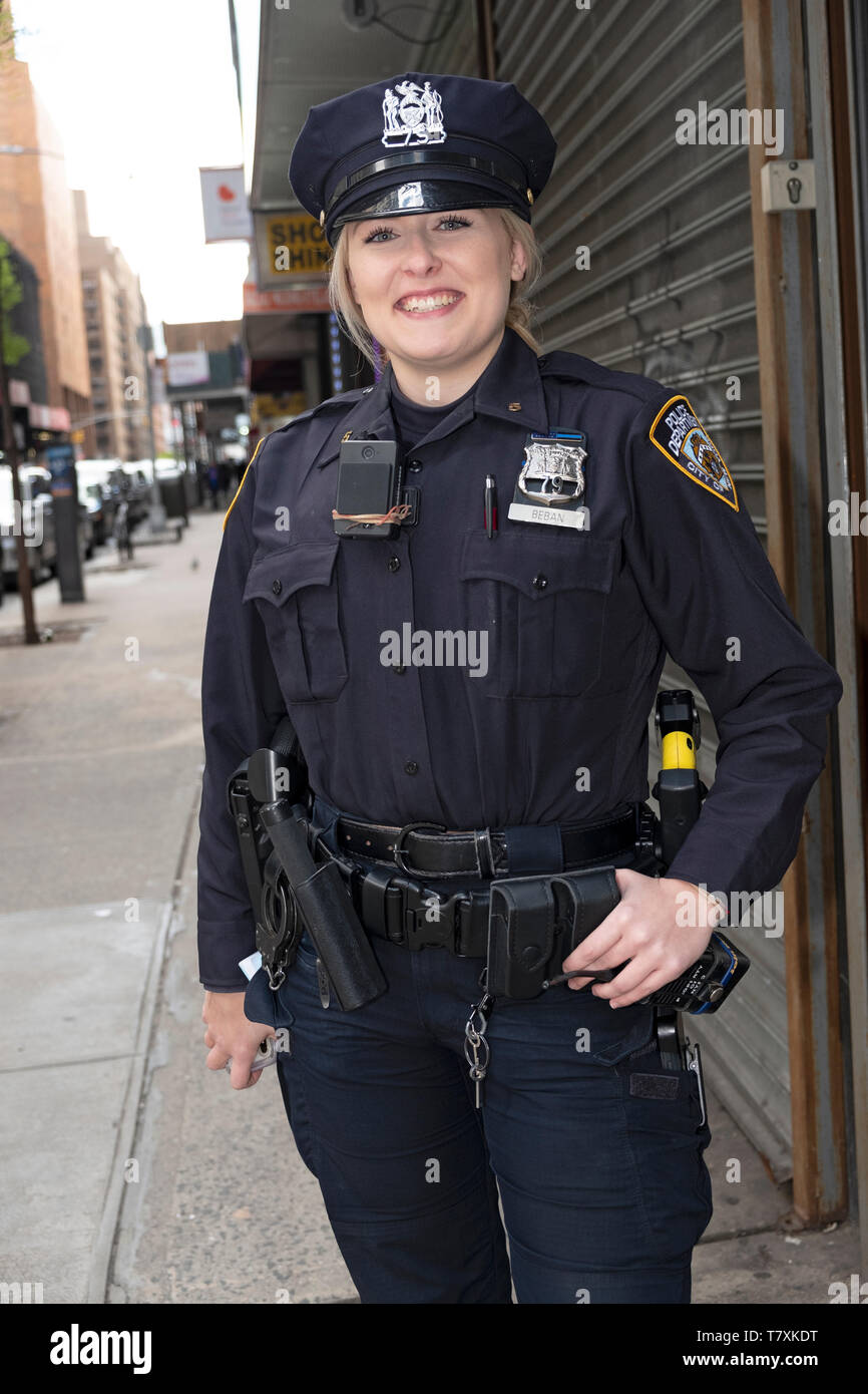 Une très belle femme policier en service dans le centre de Manhattan pour le Sikh annuel Day Parade. Banque D'Images