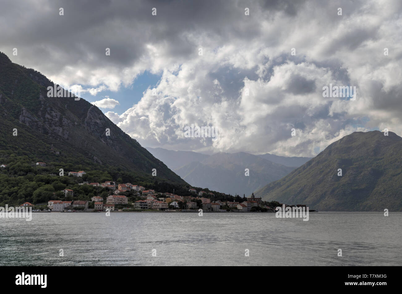 Monténégro - une vue de la mer de la ville côtière de Prčanj dans la baie de Kotor Banque D'Images