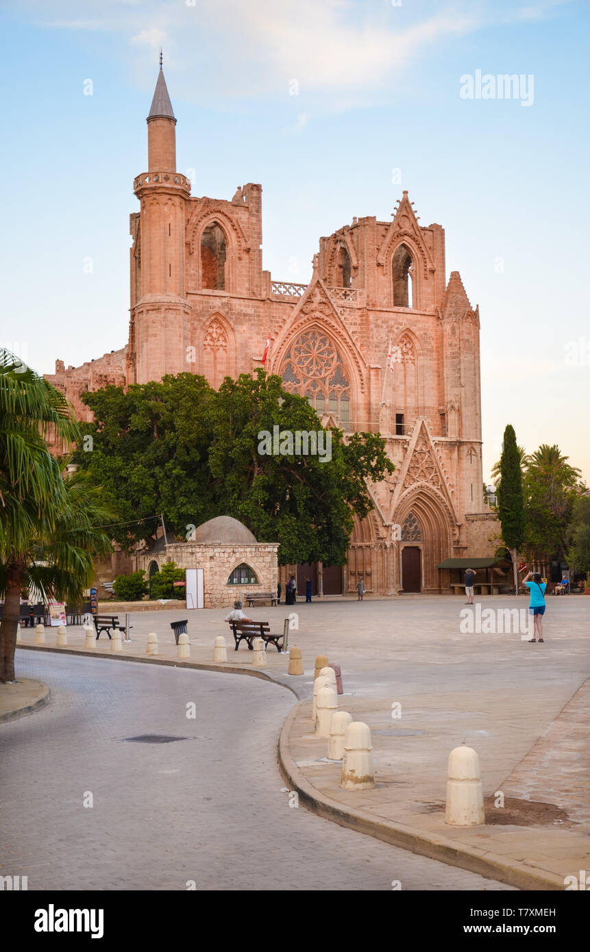 Famagusta, Chypre du Nord - 3 Oct 2018 : Lala Mustafa Pacha Mosquée pris sur un tard en soirée dans une douce lumière de soleil rouge. Cathédrale catholique à l'origine de Saint Nicolas. Attraction touristique populaire. Banque D'Images
