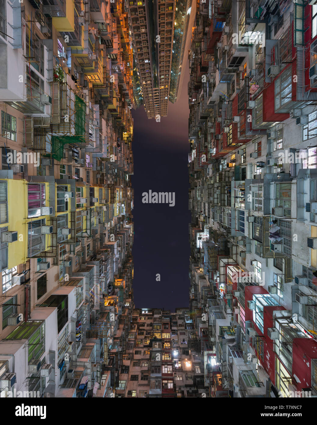 Vue de nuit sur un ancien complexe appartement à Hong Kong. Banque D'Images