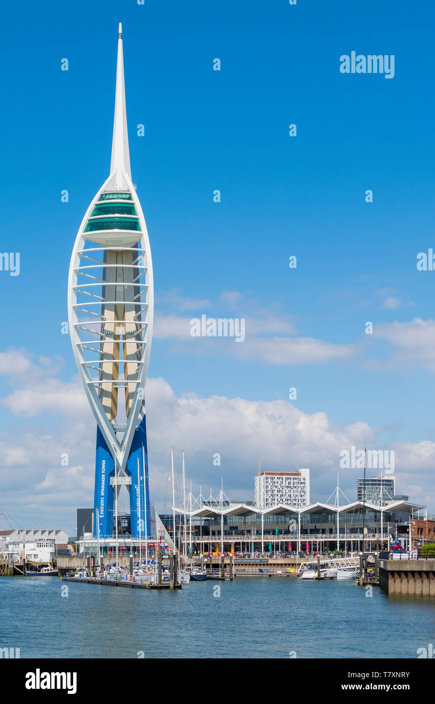 Vue Portrait de la Unis Tour Spinnaker à GUNWHARF QUAYS, Portsmouth, Hampshire, England, UK. Banque D'Images
