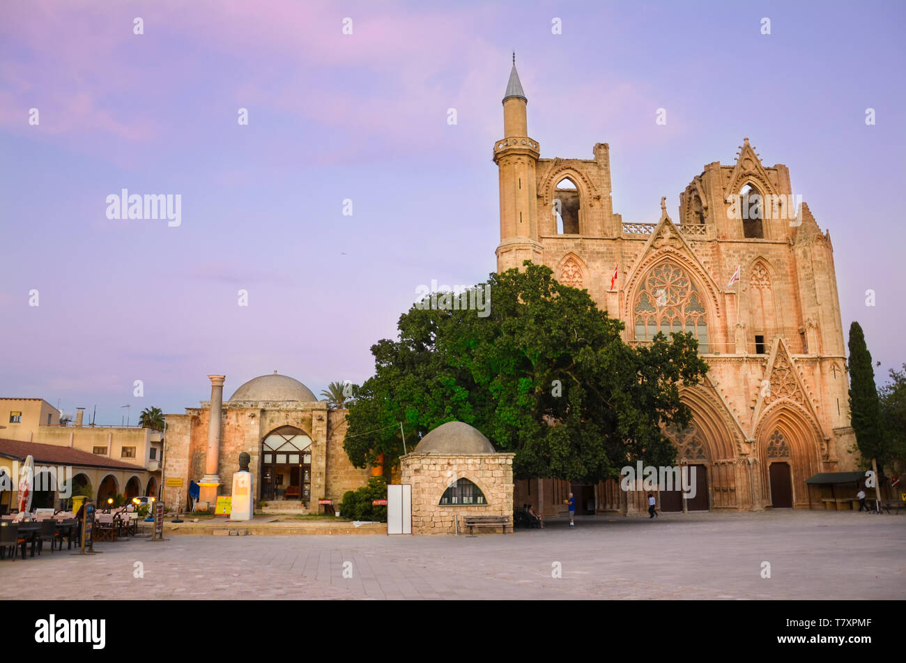 Famagusta, Chypre du Nord - 3 Oct 2018 : Lala Mustafa Pacha Mosquée de Famagouste, chypriote pris sur un tard en soirée dans un coucher de soleil rose lumière. Cathédrale catholique à l'origine. Vue touristique populaire. Banque D'Images