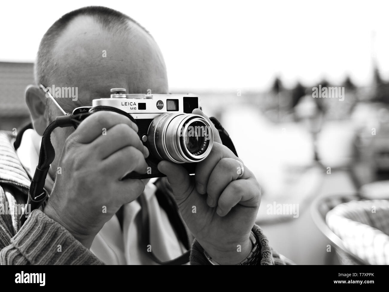 L'homme à l'aide de Leica M6 appareil photo vintage équipé de Zeiss Sonnar 50mm Banque D'Images