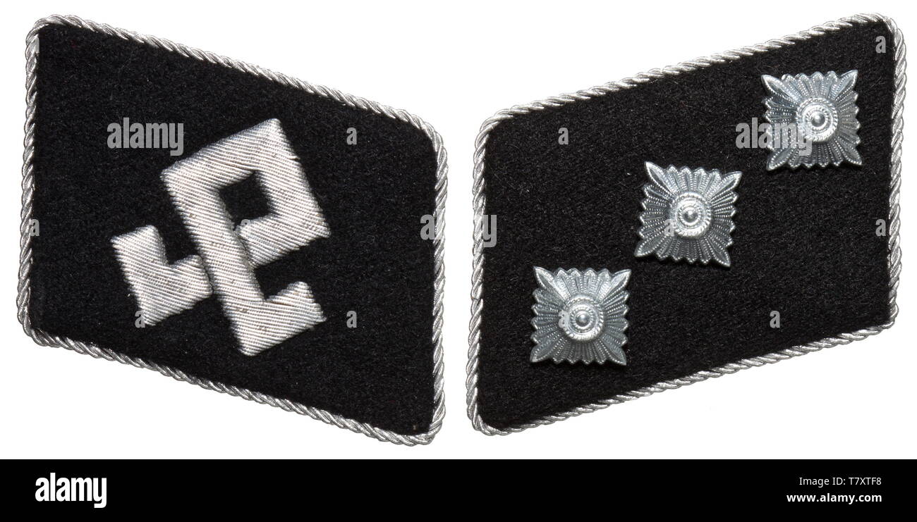 Une paire de collar patches pour un Untersturmführer de la 7e Division de la Waffen-SS Prinz Eugen ''. Odal rune brodés à la main sur tissu noir, l'arrière avec un papier, l'autre étiquette RZM patch collier avec des étoiles de grade, chaque bordée de corde d'argent continue historique., historiques, 20e siècle, années 1930, années 1940, Secret Service, service de sécurité, les services secrets, les services de sécurité, police, armée, forces armées, NS, le National-socialisme, le Nazisme, Troisième Reich, l'Empire allemand, l'Allemagne, l'ustensile, pièce de l'équipement, les ustensiles, objet, objets, alambics, clipping, coupures, cut out, , Editorial-Use-seulement Banque D'Images