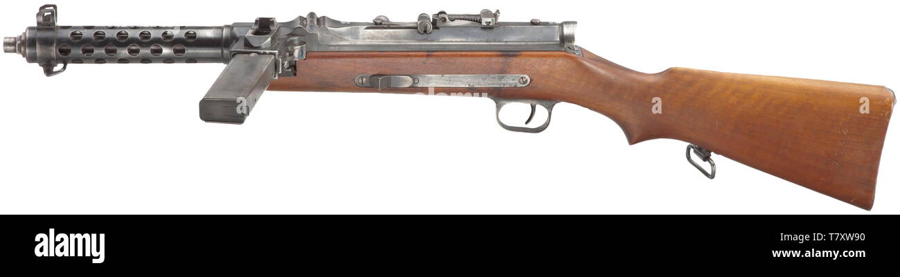 Un MP 34 (ö), Steyr-Solothurn, calibre 9 mm Steyr, no. 7042. Les numéros correspondants. Alésage lumineux. Montage à baïonnette sur le côté avant droit de la veste du fourreau. L'échelle de la vue arrière Tangent 50 - 500. L'interrupteur de déclenchement marqué 'E' et 'D' pour simple ou continu / fire burst. Bloquer la sécurité. Finition teinté d'origine partiellement en raison d'un nettoyage excessif (pas de rouille). Le numéro correspondant, near mint crosse en noyer. 32-shot box magazine. Encore très bon état général. Vient avec un couteau baïonnette à 1895 m. Le MP 34 sur l'offre est destinée à l'exportation afin de rester à l'étranger. Notre Additional-Rights Clearance-Info-f,-Not-Available Banque D'Images