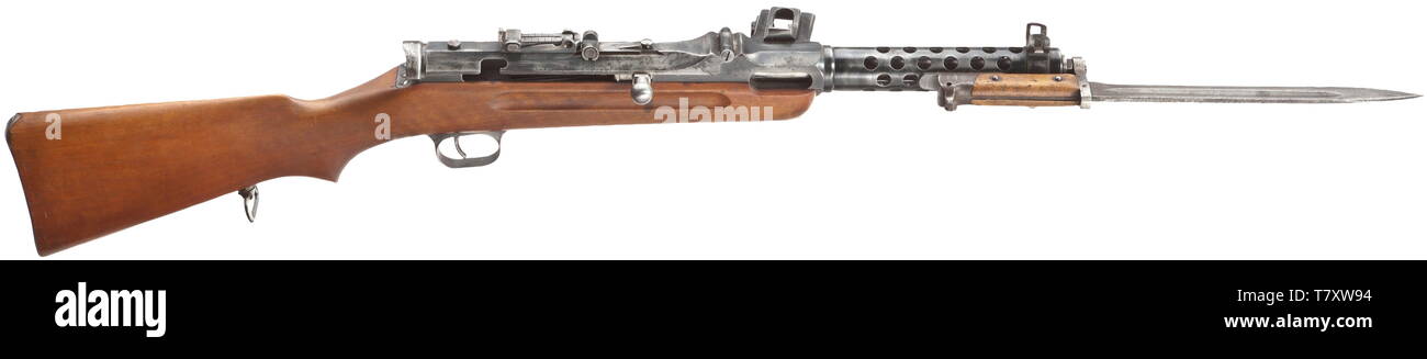 Un MP 34 (ö), Steyr-Solothurn, calibre 9 mm Steyr, no. 7042. Les numéros correspondants. Alésage lumineux. Montage à baïonnette sur le côté avant droit de la veste du fourreau. L'échelle de la vue arrière Tangent 50 - 500. L'interrupteur de déclenchement marqué 'E' et 'D' pour simple ou continu / fire burst. Bloquer la sécurité. Finition teinté d'origine partiellement en raison d'un nettoyage excessif (pas de rouille). Le numéro correspondant, near mint crosse en noyer. 32-shot box magazine. Encore très bon état général. Vient avec un couteau baïonnette à 1895 m. Le MP 34 sur l'offre est destinée à l'exportation afin de rester à l'étranger. Notre Additional-Rights Clearance-Info-f,-Not-Available Banque D'Images