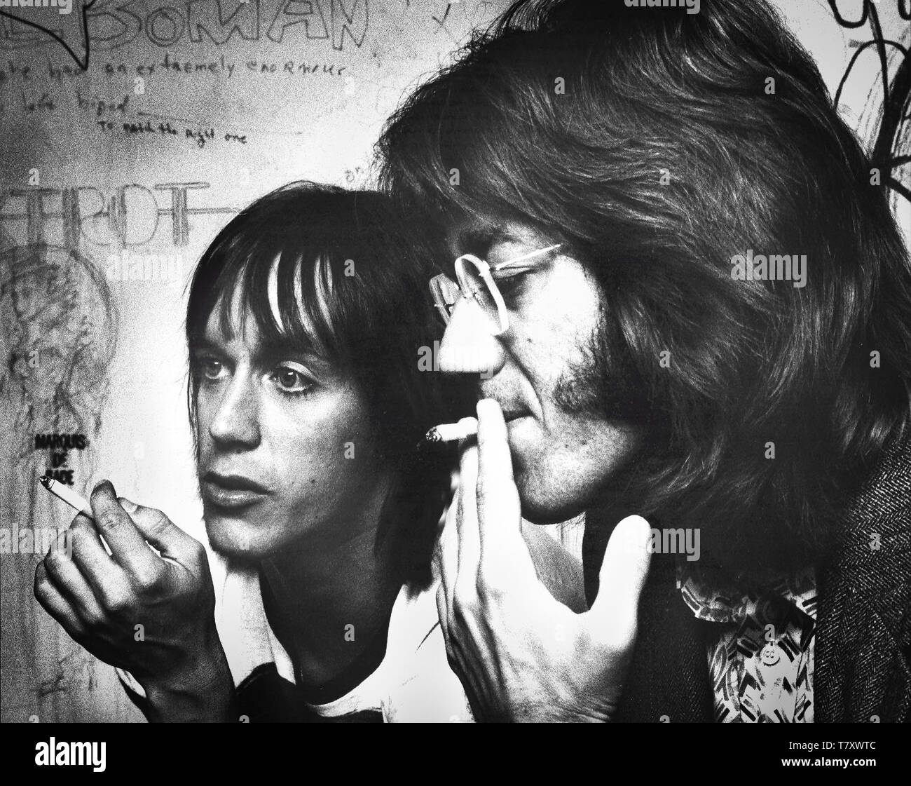 LOS ANGELES - 01 janvier : Iggy Pop et Ray Manzarek back stage à Los Angeles un whisky GoGo, CA en 1974 (photo de Gijsbert Hanekroot) Banque D'Images