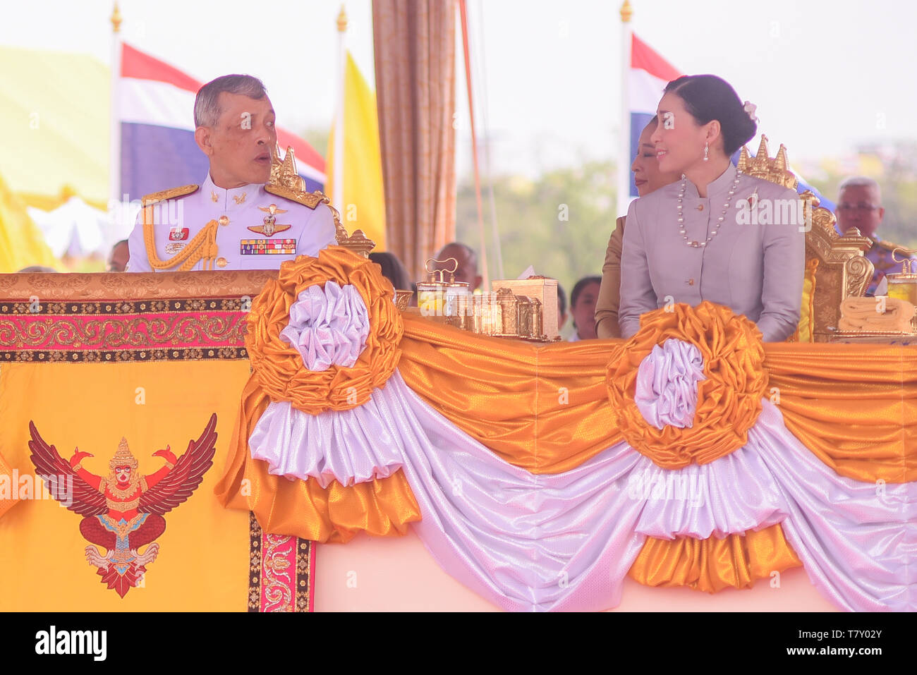 Bangkok, Thaïlande. 09 mai, 2019. Le Roi de Thaïlande Maha Vajiralongkorn et Reine Jadallys adresse le public de la cérémonie du labour royal à Sanam Luang à Bangkok, le 9 mai 2019. Au cours de l'événement annuel marque le début de la saison de croissance dans la Thaïlande pour le riz. Credit : Vichan Poti /Pacific Press/Alamy Live News Banque D'Images