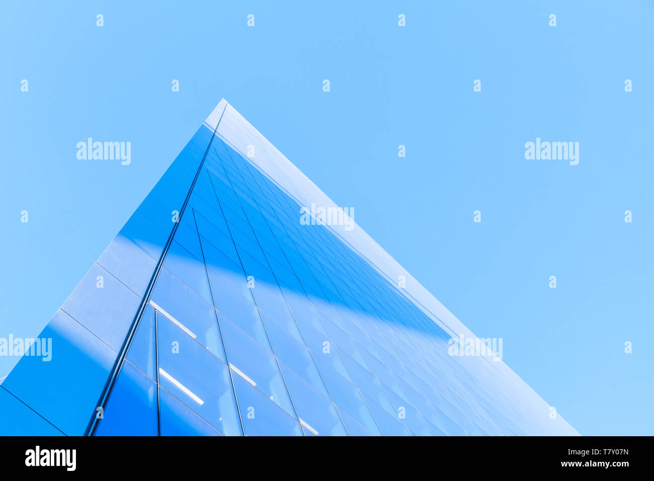 Bureau d'architecture contemporaine abstraite, de fragments de parois en verre et acier brillant de under blue sky Banque D'Images