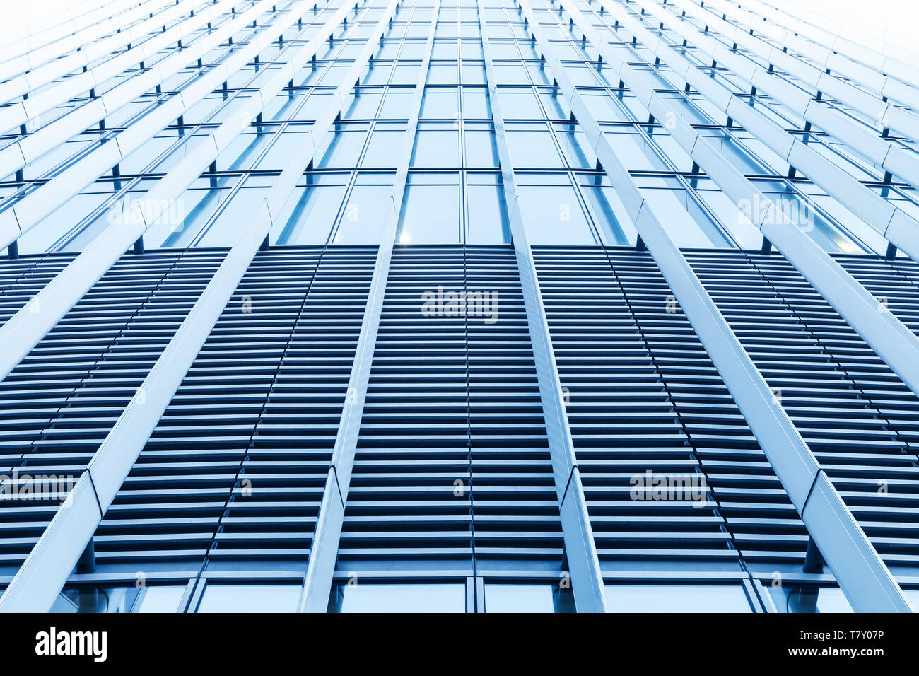 L'architecture moderne abstrait arrière-plan, la façade de l'immeuble de bureau, mur fait d'acier et verre brillant Banque D'Images