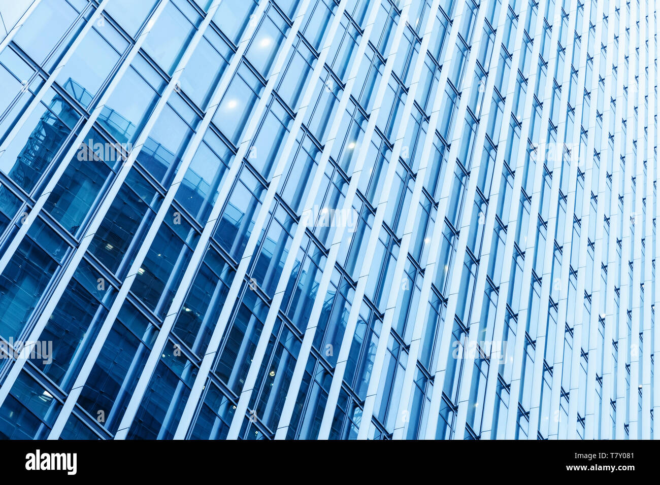 Résumé de l'architecture moderne, des fragments de la façade de l'immeuble de bureau, un mur fait d'acier et verre brillant Banque D'Images