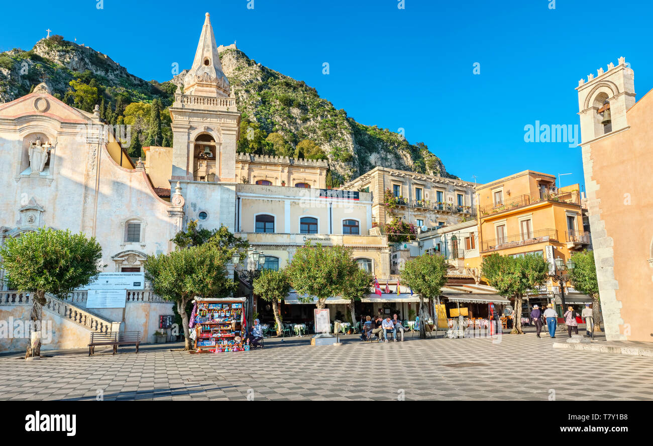 Les gens se reposer sur la place principale de Taormina (Piazza IX Aprile) près de San Giuseppe Eglise. Sicile, Italie Banque D'Images