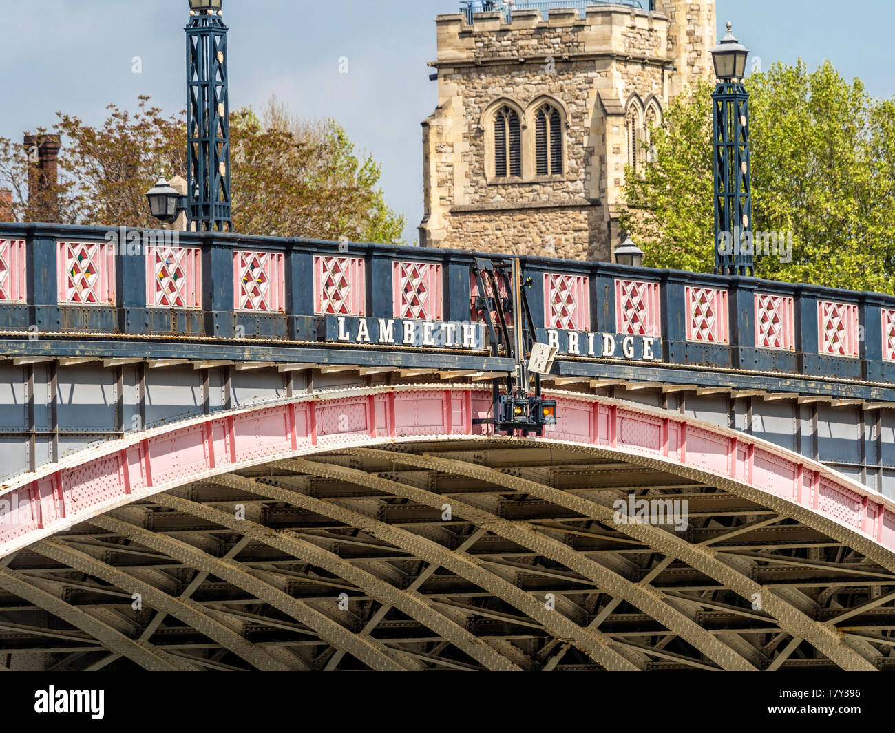 Lambeth Bridge sur la Tamise, Londres, Royaume-Uni. Une arche en acier à cinq travées, conçu par l'ingénieur Sir George Humphreys et architectes Sir Reginald Blomfi Banque D'Images