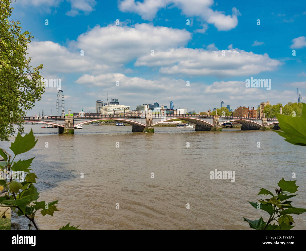 Lambeth Bridge sur la Tamise, Londres, Royaume-Uni. Une arche en acier à cinq travées, conçu par l'ingénieur Sir George Humphreys et architectes Sir Reginald Blomfi Banque D'Images