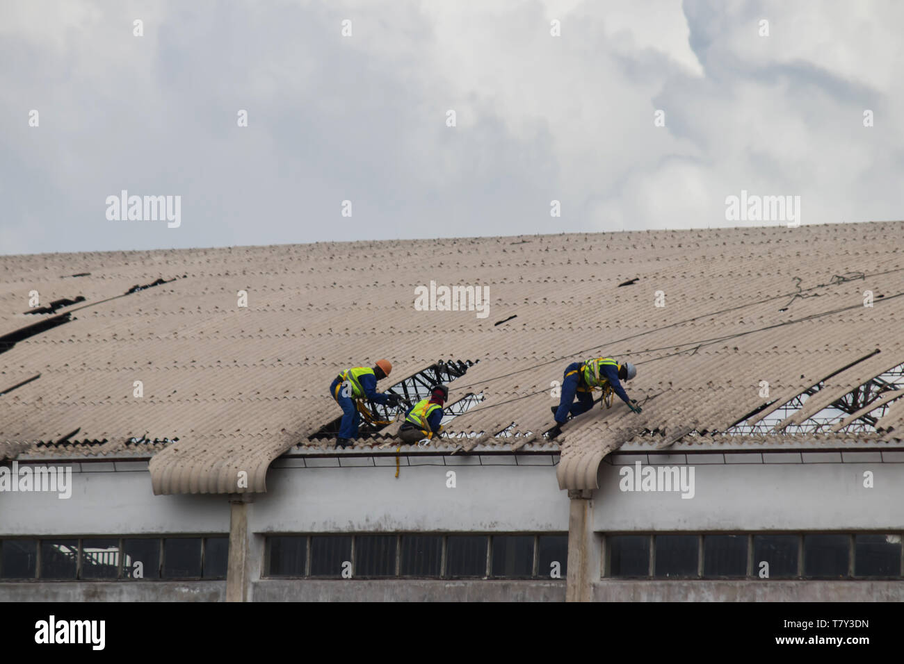 Cyclone Cyclone après Idai et Kenneth au Mozambique et au Zimbabwe, les gens fixant le toit endommagé Banque D'Images