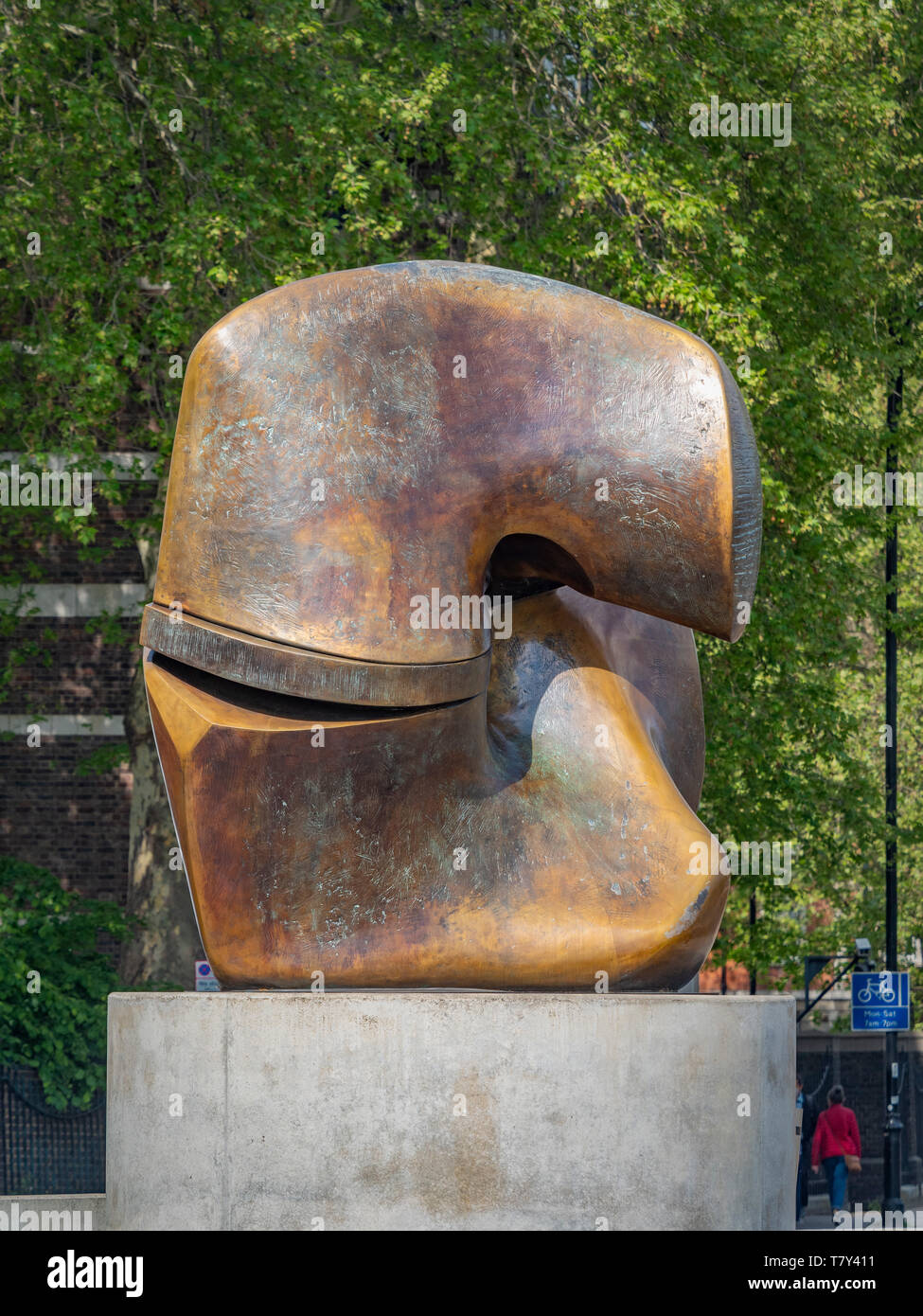 Dispositif de verrouillage sculpture de Henry Moore 1963-4, c.1964-7. Socle en bronze sur le béton. Riverside Walk, Millbank Gardens, London, UK. Banque D'Images