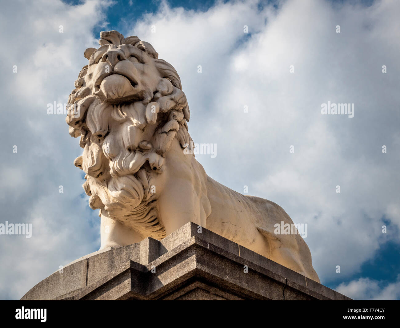 La Banque du Sud, Lion (Lion Rouge), une sculpture en pierre de Coade lion mâle permanent un cast en 1837 le pont de Westminster, Londres, Royaume-Uni. Banque D'Images