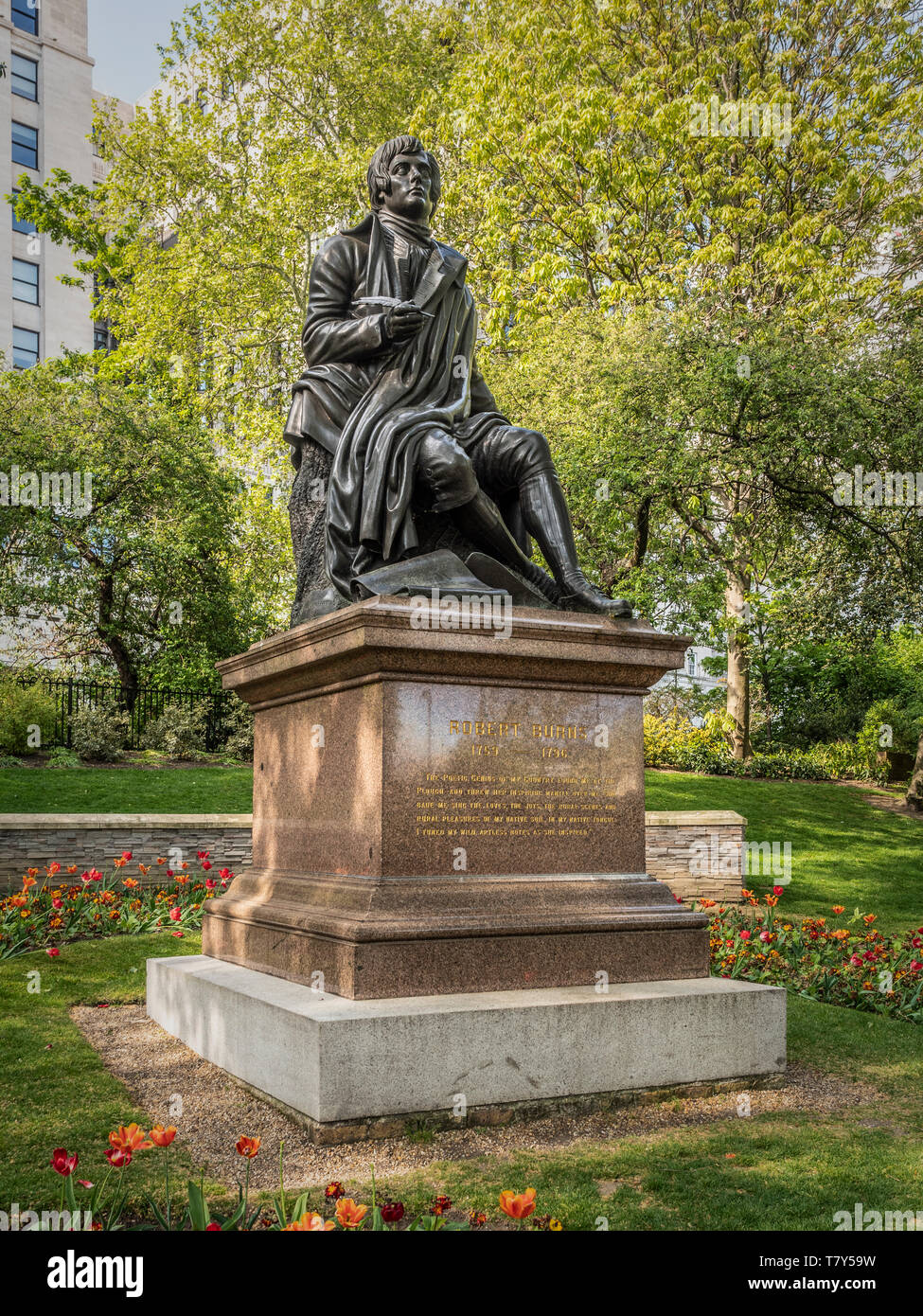 Statue de Robert Burns à Victoria Embankment Gardens, London, UK. Banque D'Images