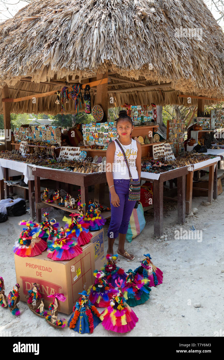 Décrochage du marché de l'Amérique latine et les jeunes femmes autochtones de vente commerçant d'objets d'artisanat ; Tikal, Guatemala Amérique Centrale Banque D'Images