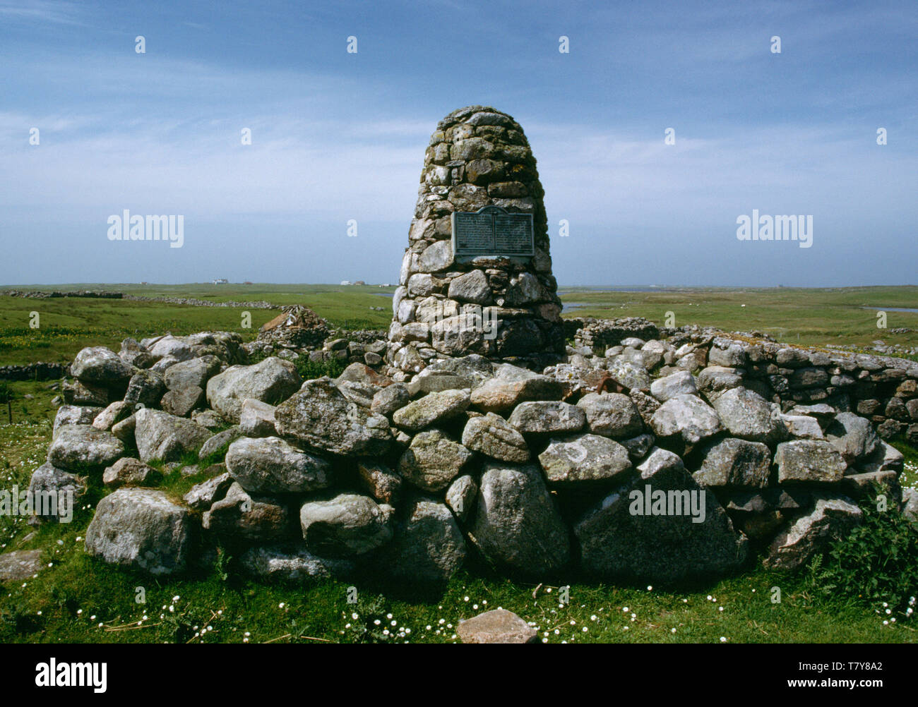 Cairn commémoratif & plaque érigée à l'héroïne Jacobite Flora MacDonald (1722-90) à Milton, South Uist, Ecosse, Royaume-Uni par la société Clan Donald. Banque D'Images