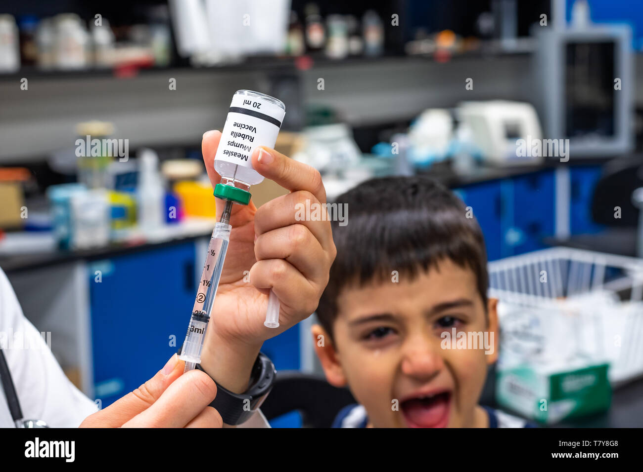 Petite fille pleure dans le bureau des médecins photo Banque D'Images