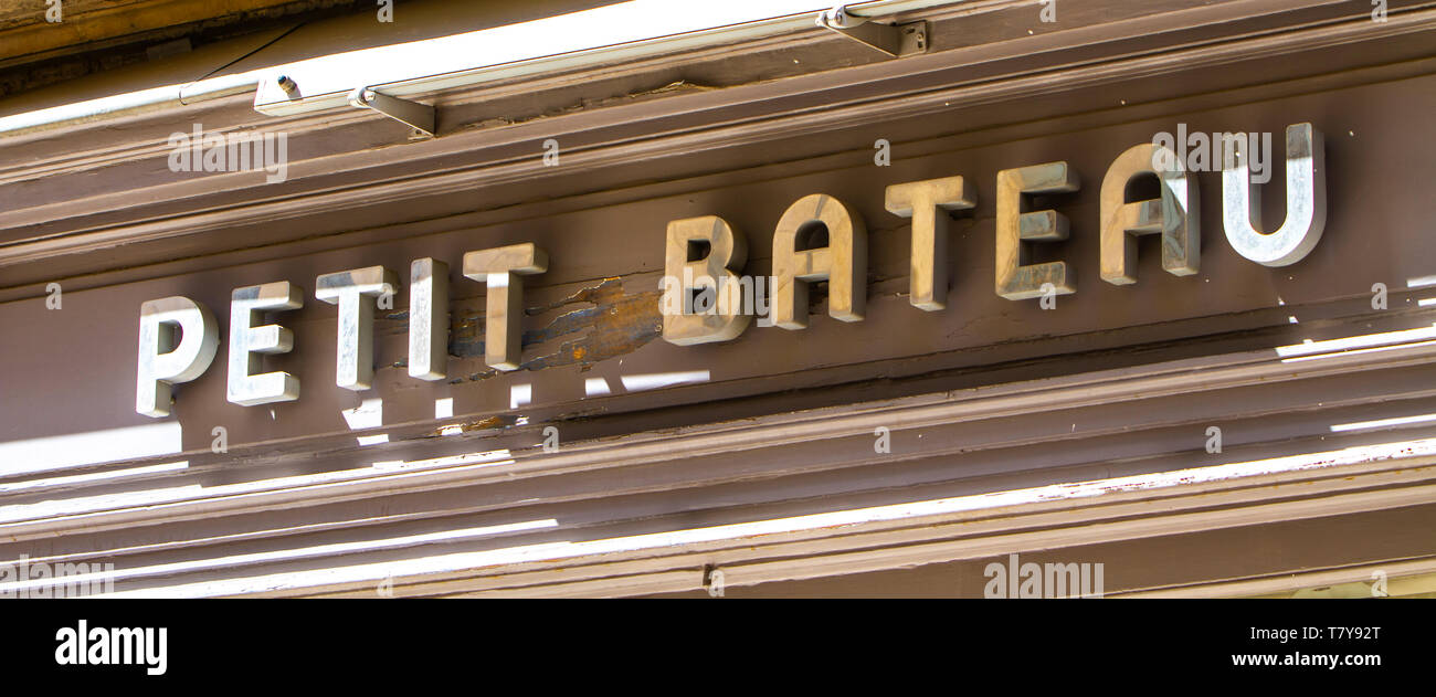 NIMES, FRANCE - Le 29 avril 2019 : Détail de Petit Bateau store à Nimes, France. Petit Bateau est une marque française de vêtements pour bébés et enfants fondée en Banque D'Images