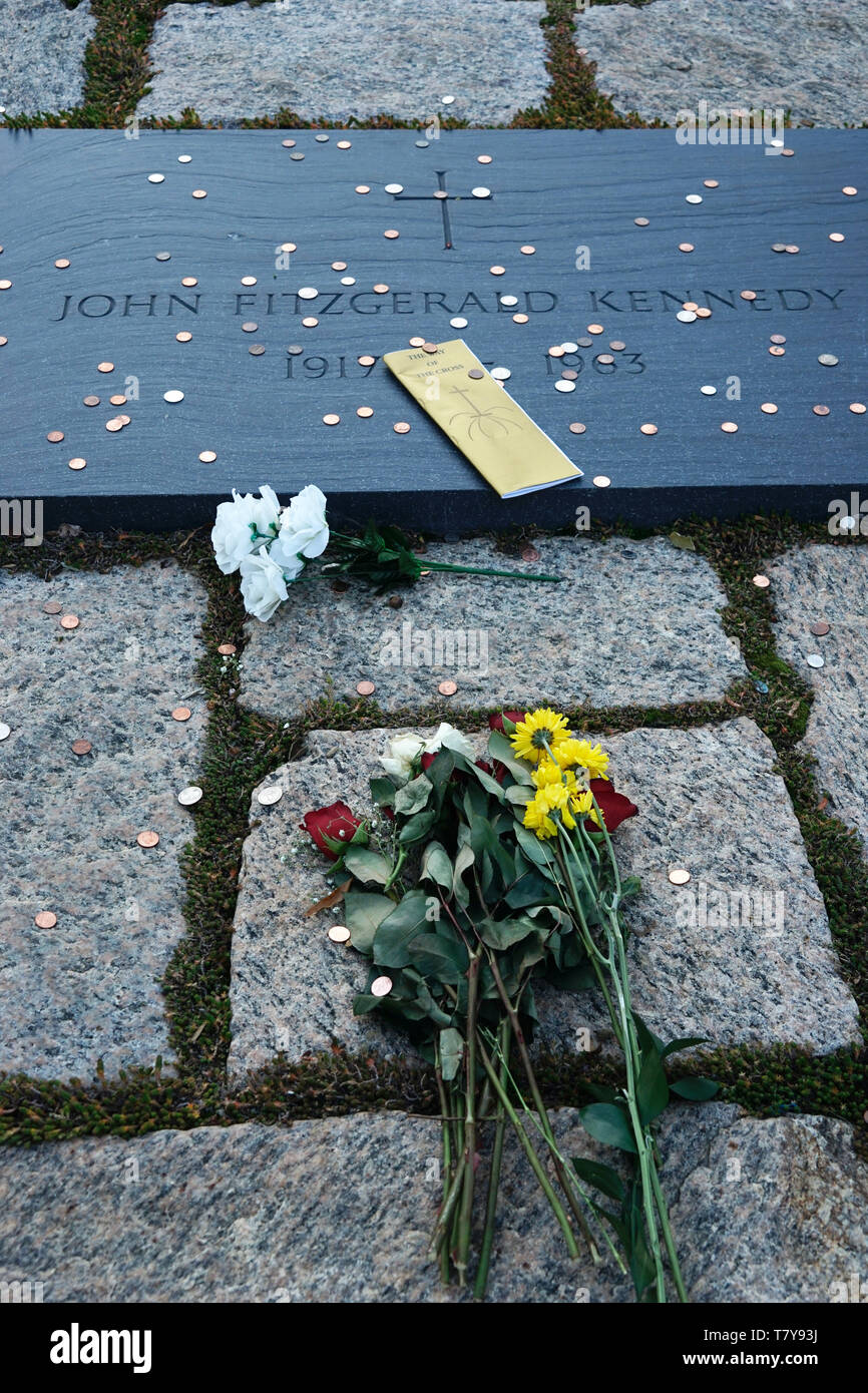 Fleurs sur John F. Kennedy tombe dans le Cimetière National d'Arlington.Arlington.virginia.USA Banque D'Images