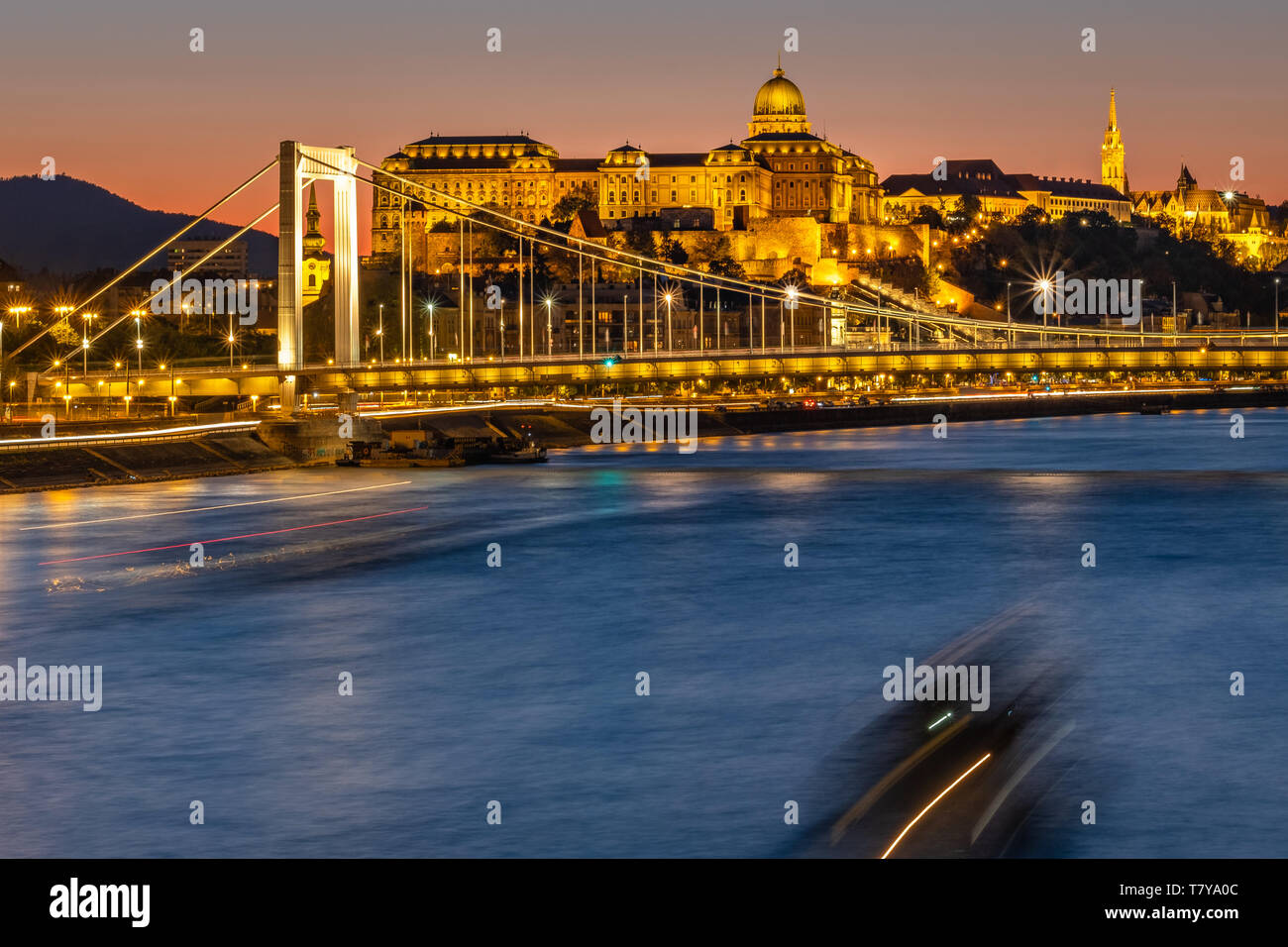 Danube, vue de pont de la liberté "zabadság híd' vers le château de Buda et le pont Elizabeth 'Erzsébet híd' la nuit, Budapest / Hongrie. Banque D'Images