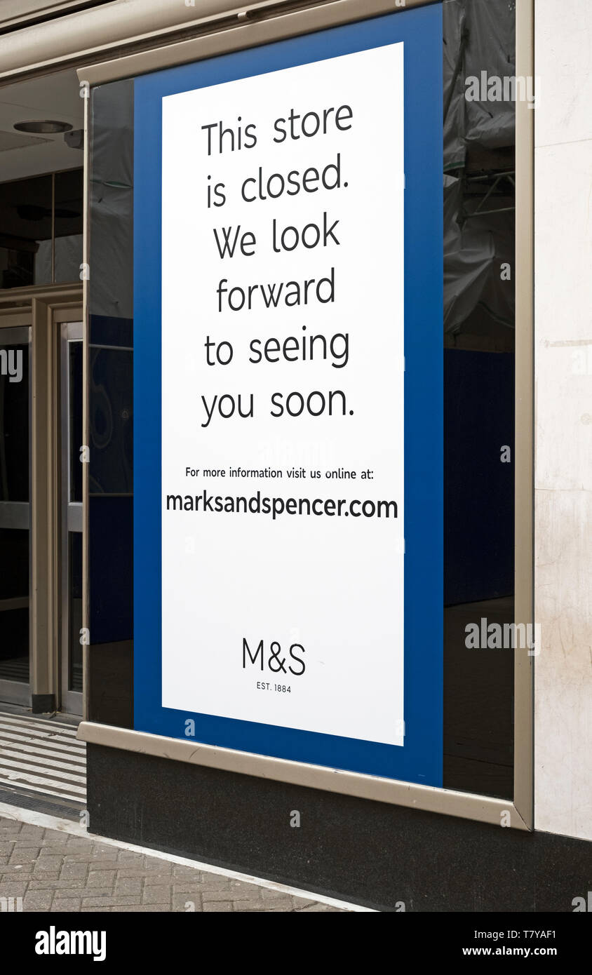 Une affiche annonçant la fermeture de Marks and Spencer's boutique dans le centre de Weston-super-Mare, Royaume-Uni. Banque D'Images