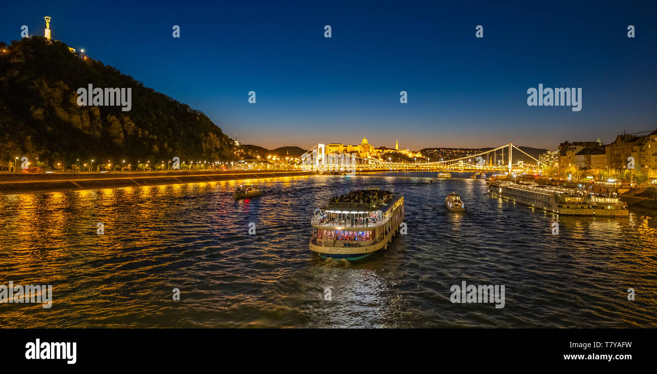 Danube, vue de pont de la liberté d'Elizabeth-Bridge Erzsébet híd' et 'Buda (à gauche) avec château, la colline de Gellért, Statue de la liberté et à la lutte contre les ravageurs (à droite ) Banque D'Images