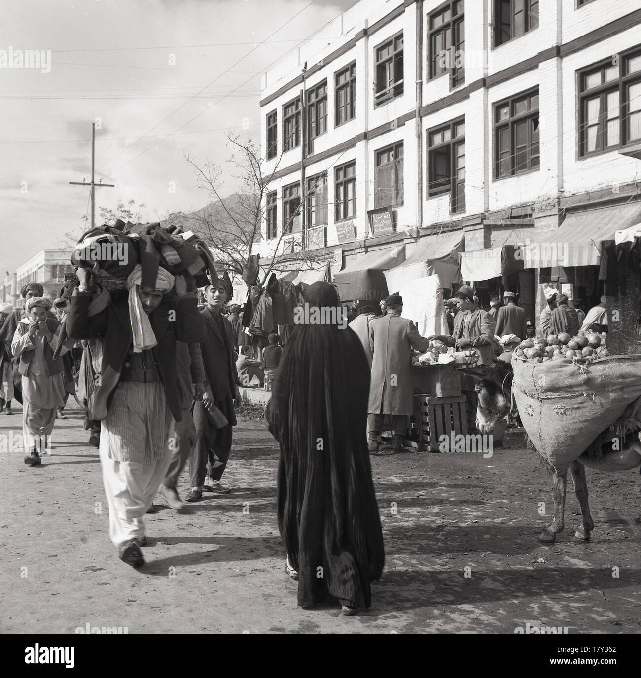 Années 1950, historiques, high street, Kabal, l'Afghanistan montrant les étals du marché et de l'activité et la population locale en costume national. Banque D'Images