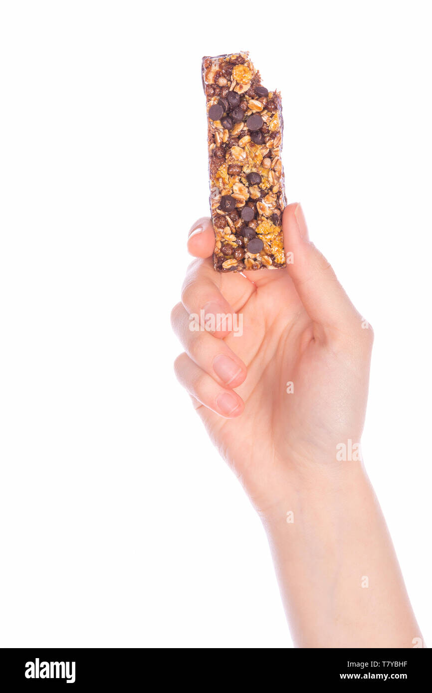 Woman holding grain barre céréalière sur fond blanc casse-croûte santé Banque D'Images