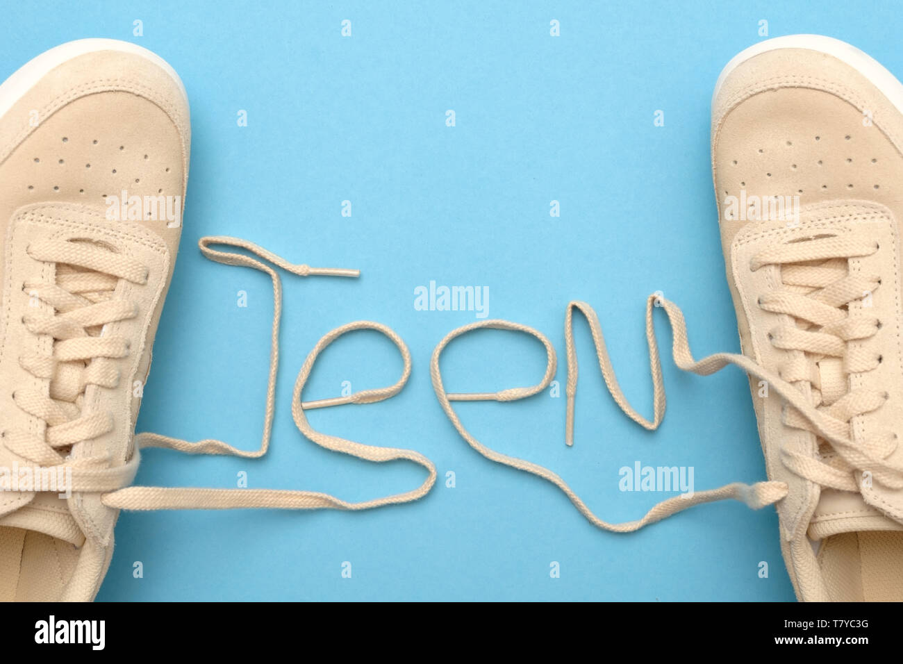 Les femmes chaussures avec lacets dans le texte de l'adolescence. Banque D'Images