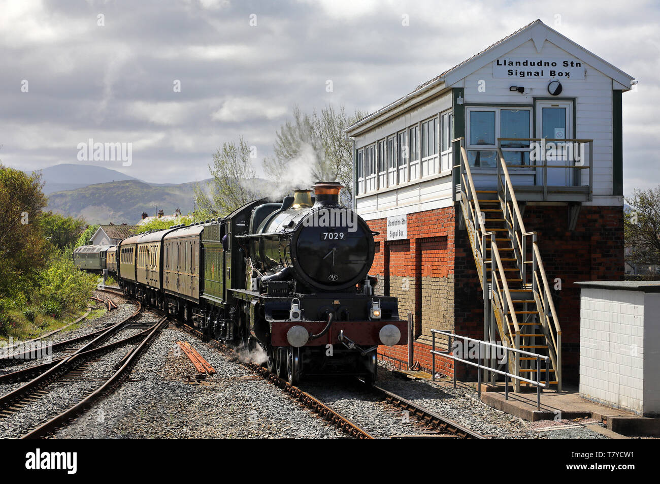 7029 'Château' d'Oisans à Llandudno avec un tour de trains Vintage Dorridge. Banque D'Images