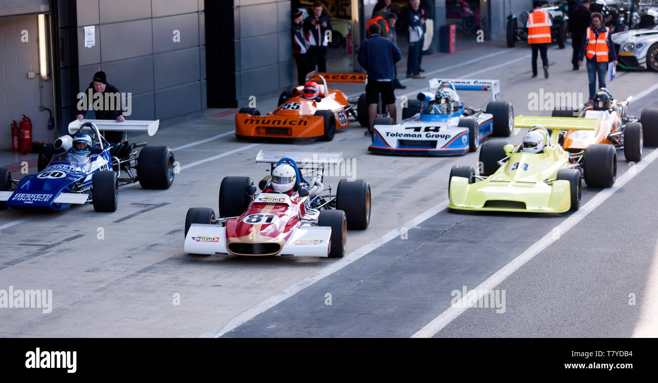 Les voitures de Formule 2 historiques en forme la voie des stands, avant leur tour de parade, au cours de la Journée des médias classique Silverstone 2019 Banque D'Images