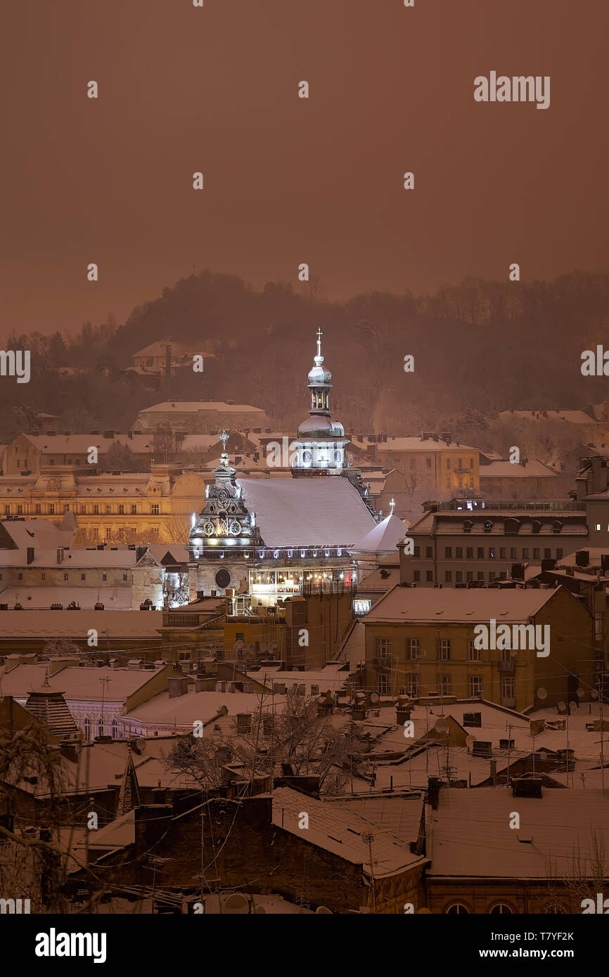La ville en soirée. Lviv, Ukraine. Vue de la partie centrale de la ville et l'église : l'éclairage du soir Bernardine church Banque D'Images